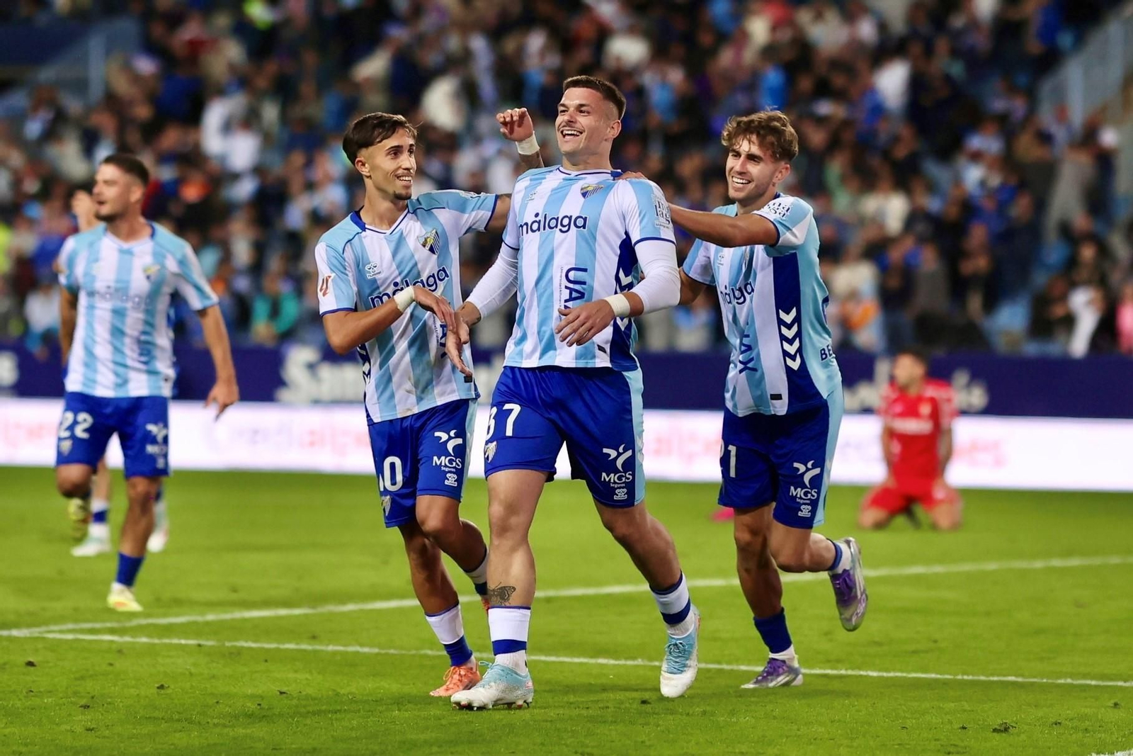 Las fotos del imponente ambiente en La Rosaleda en el Málaga - Córdoba CF
