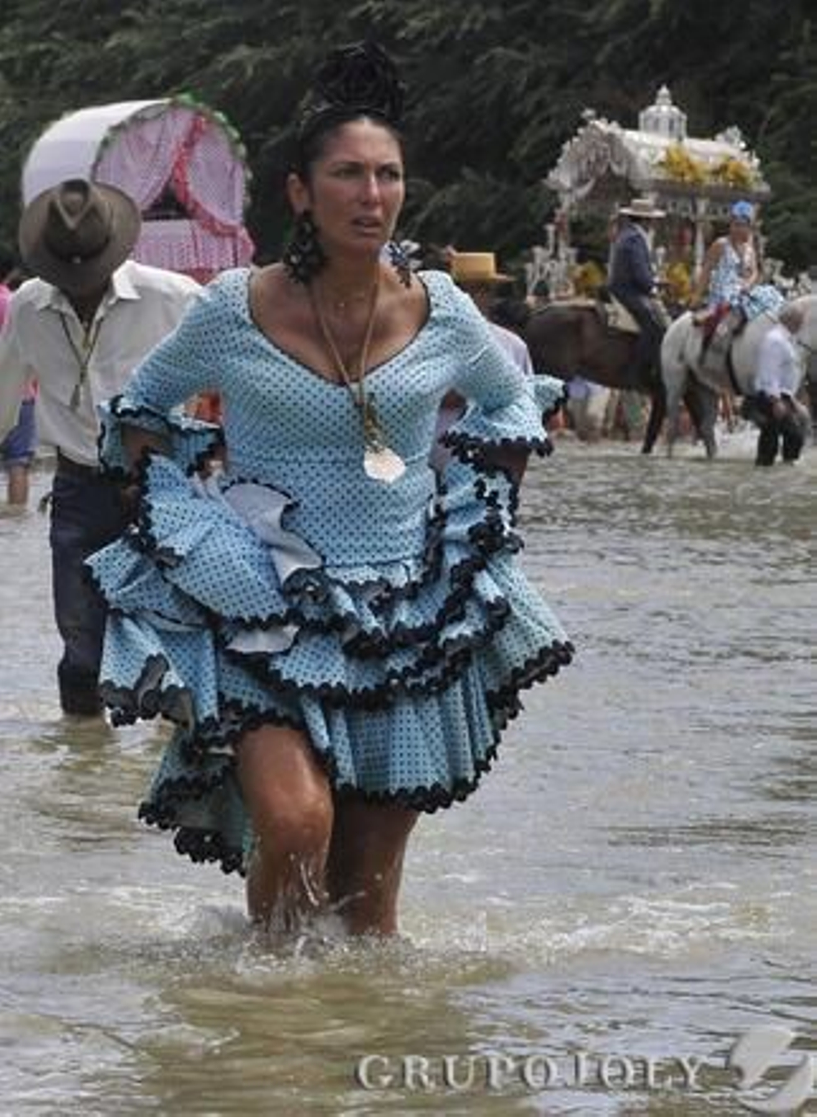 Los romeros macarenos a su paso por el Quema camino del Rocío.

Foto: Juan Carlos Vázquez