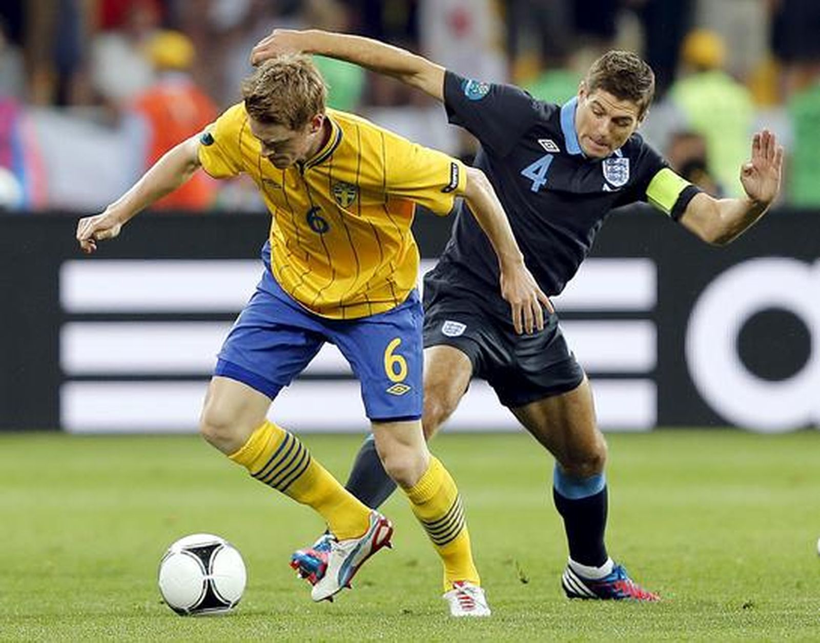 Inglaterra vence 'in extremis' en un partido loco y dejan a Suecia fuera de la Eurocopa.

Foto: EFE