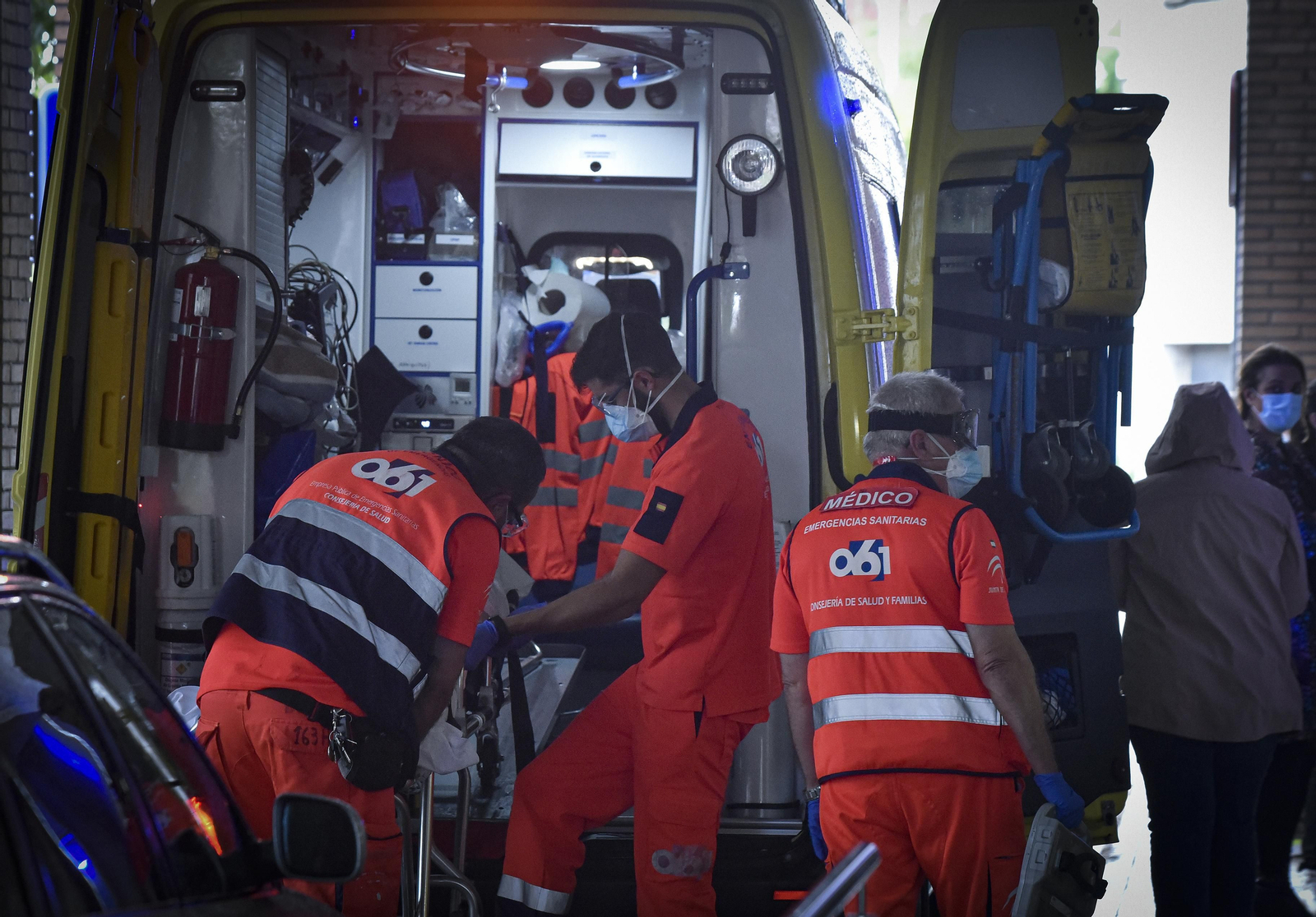 Tres miembros del servicio de ambulancias a las puertas de un centro hospitalario