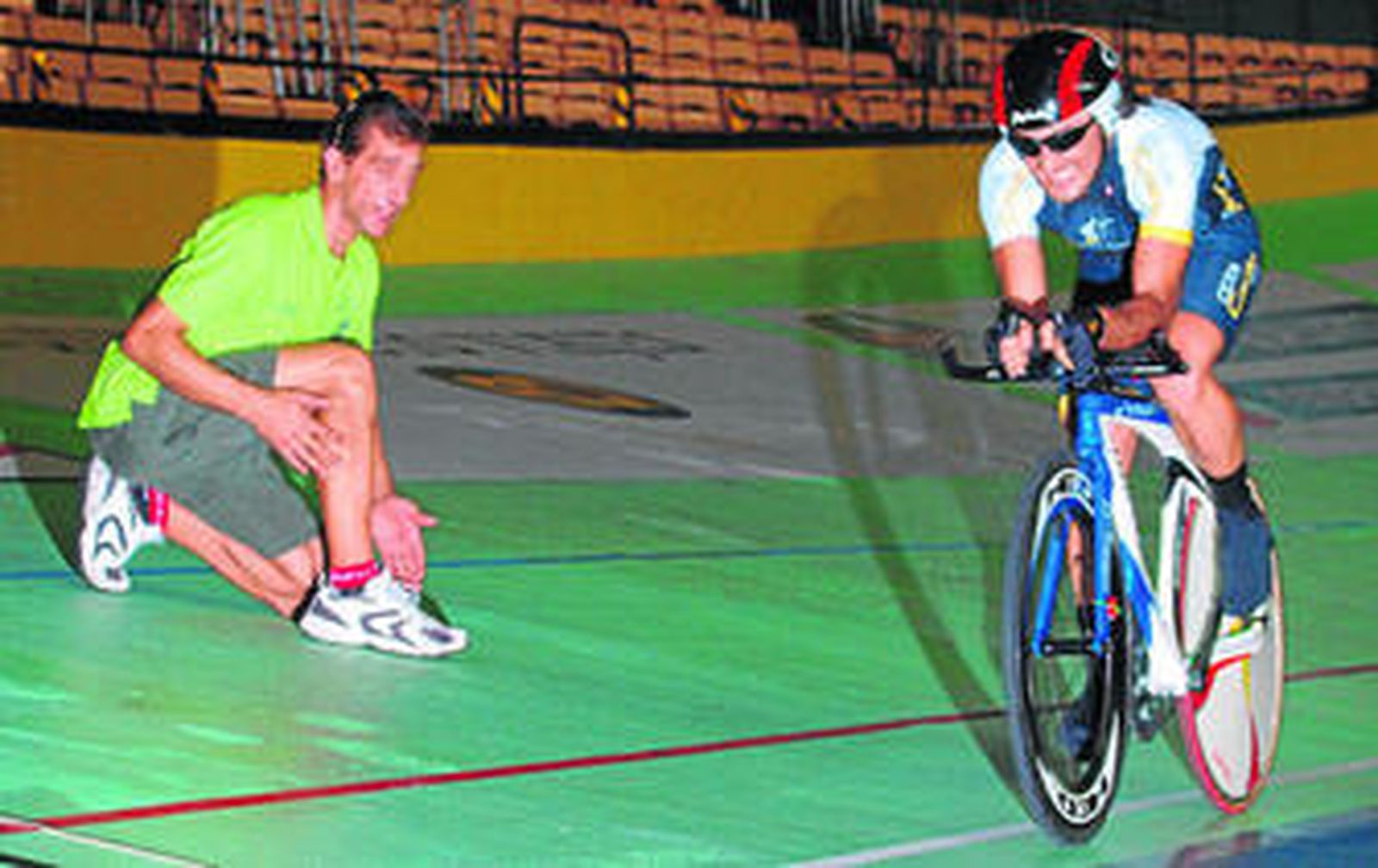 Fran Hidalgo de Toro, en pleno esfuerzo animado por su entrenador, Javier Castañer.