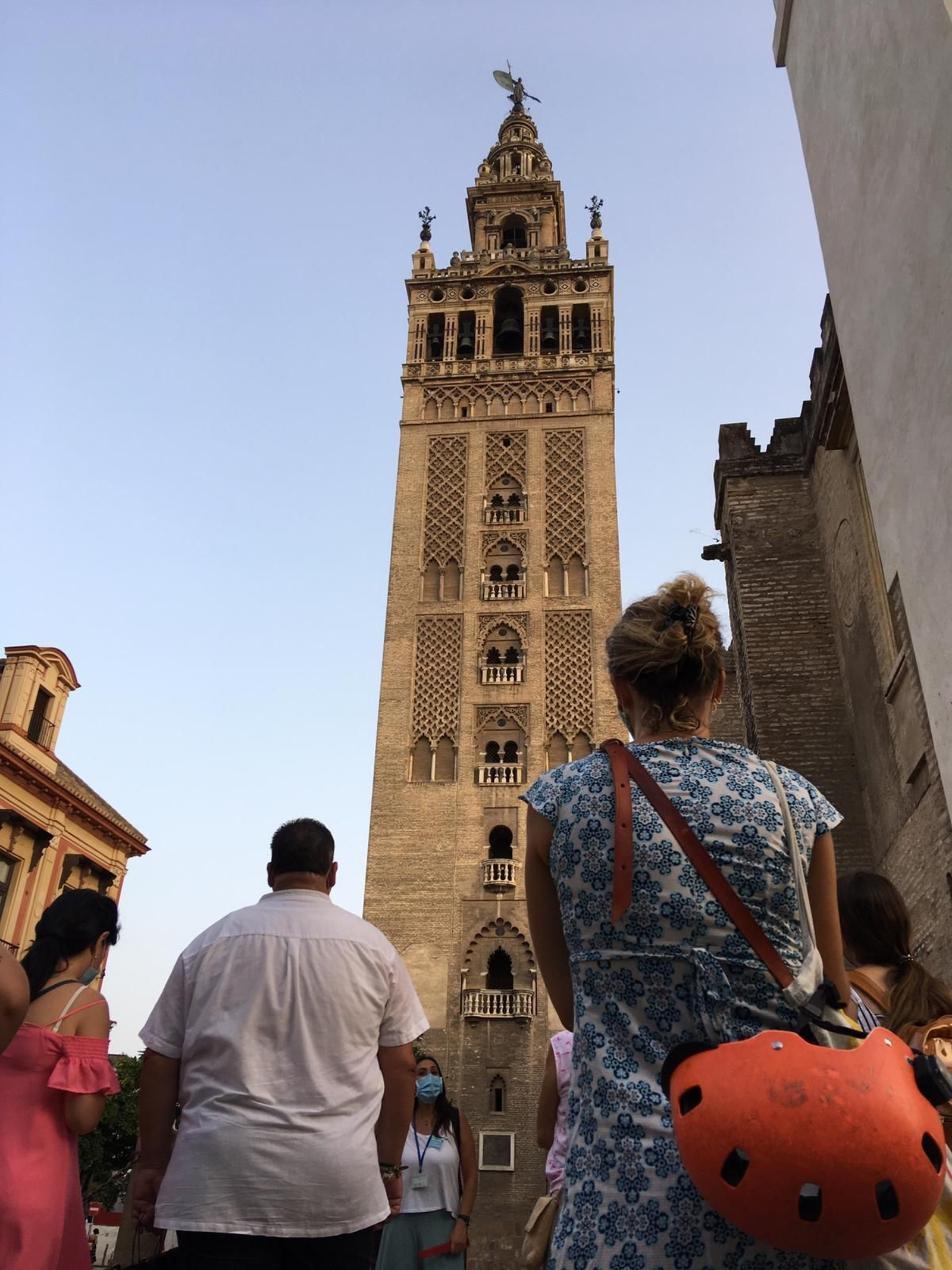La guía oficial María de Mora (Auits) con un grupo frente a la Giralda.