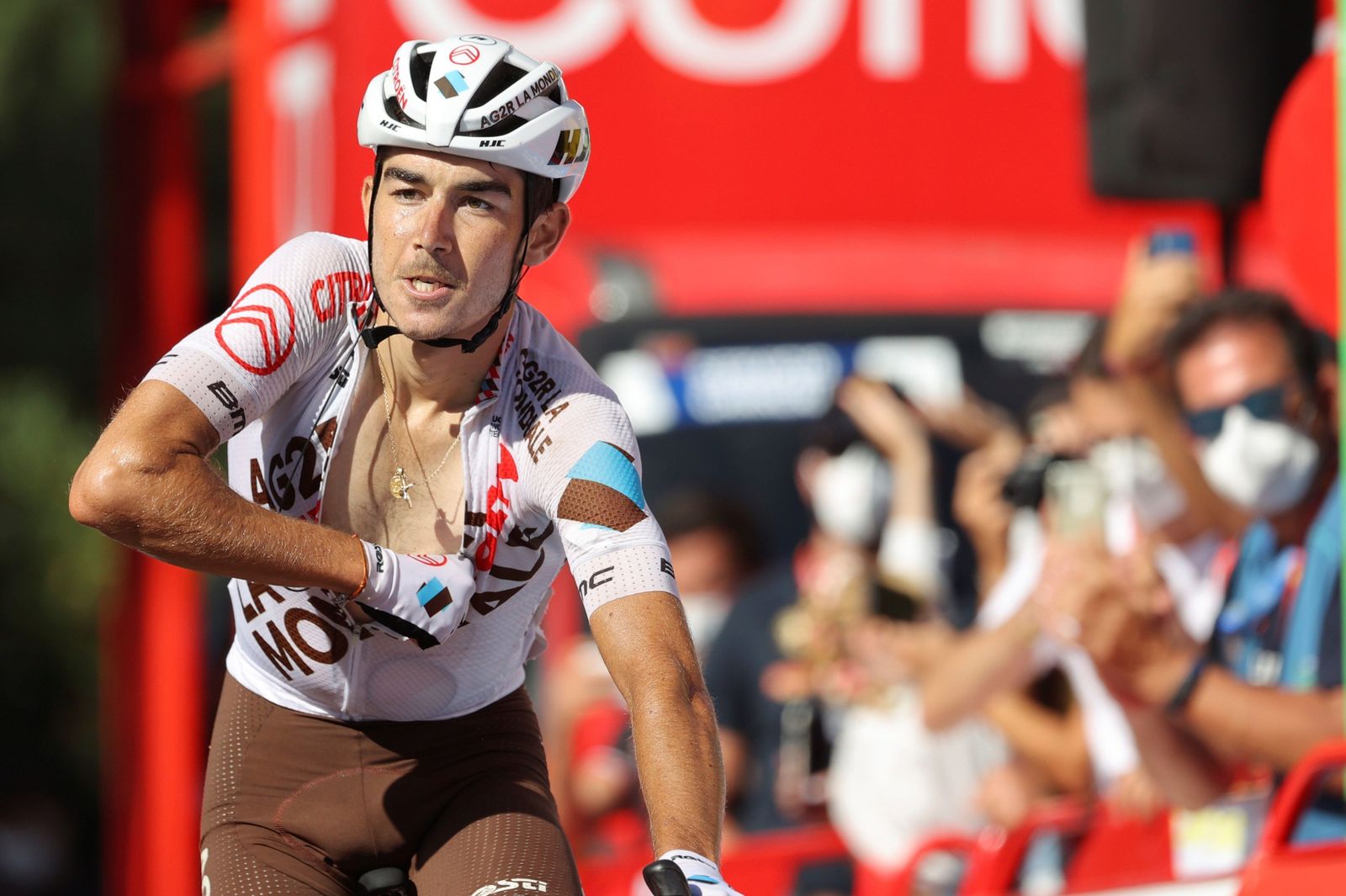 Clement Champoussin festeja su victoria en la subida final en Castro de Herville.