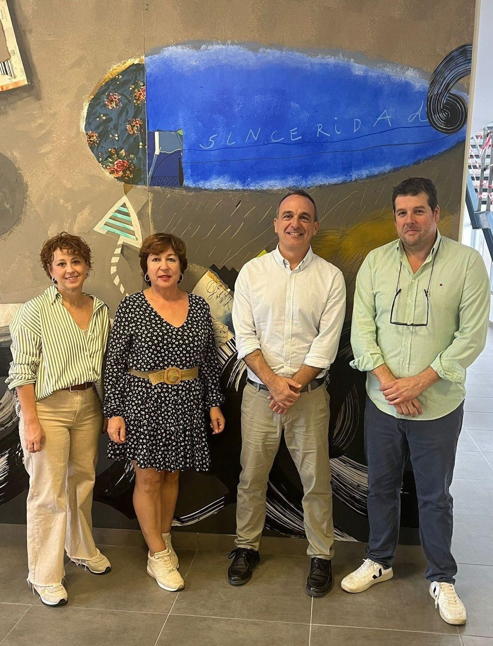 Carmen Romero y Narciso Rojas en la visita de la Fundación Cepsa a la sede de Aones.