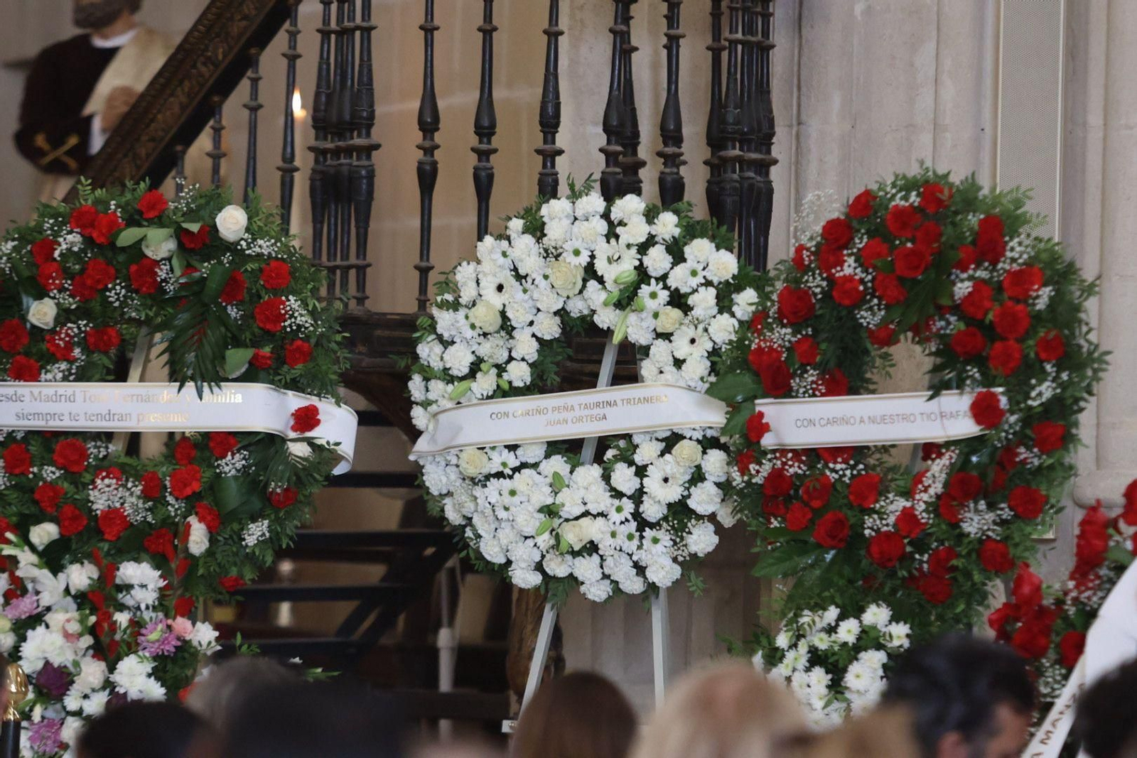 Así es la capilla ardiente de Rafael de Paula en Santiago: capote, montera y la bandera gitana