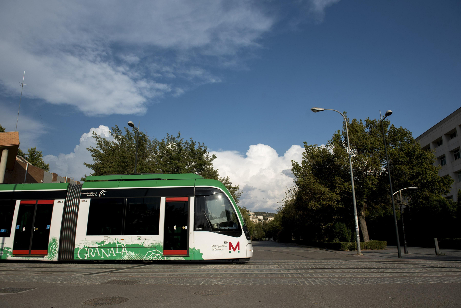 Una composición del Metro de Granada, a su paso por Fuentenueva