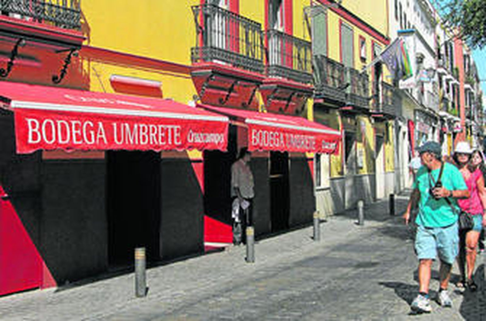 Bodega Umbrete, un clásico de la calle San Luis que simboliza el nexo de la ciudad y el Aljarafe.