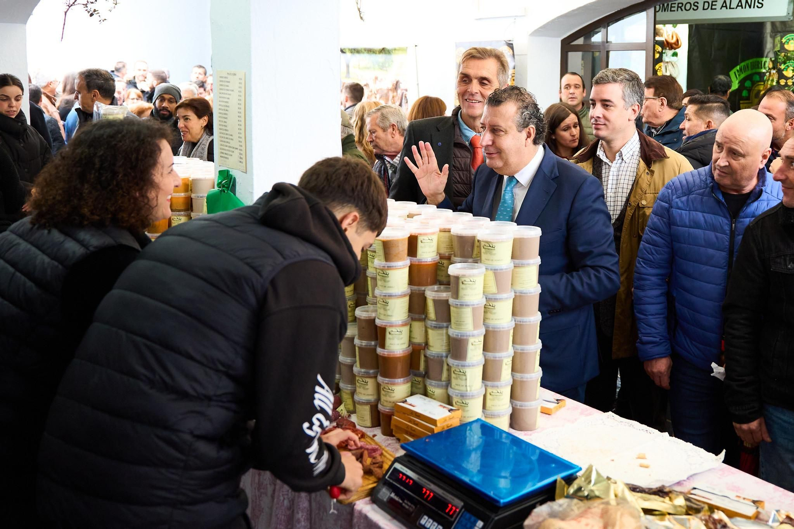 El presidente de la Diputación y el vicepresidente de Prodetur visitando la pasada edición de la Feria de Muestras de El Pedroso, una de las citas más populares de la provincia en este puente de diciembre.
