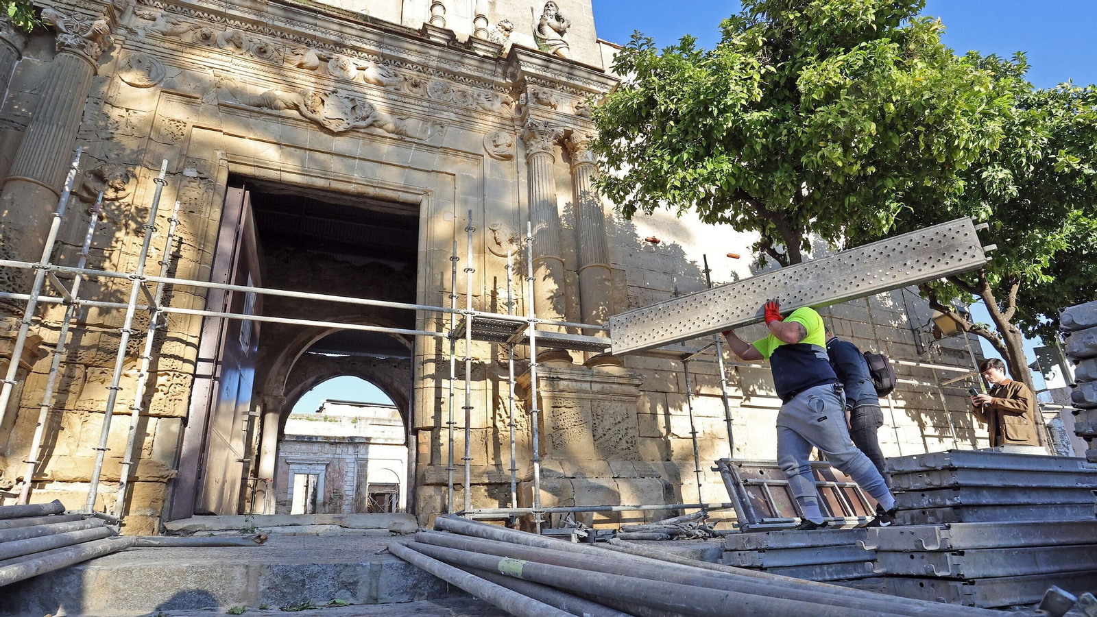 Primer día de la rehabilitación del Palacio Riquelme de Jerez