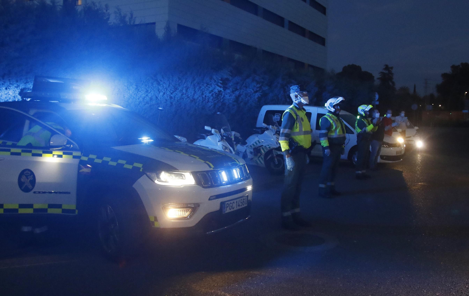 Los profesionales del Hospital Reina Sofía de Córdoba devuelven los aplausos de los cordobeses
