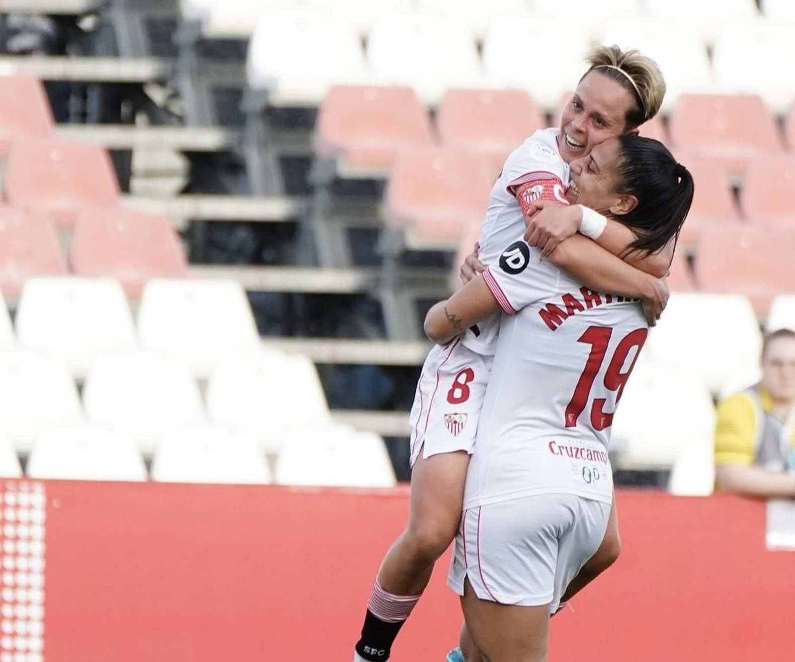 Amanda Sampedro y Martín-Prieto se abrazan tras un gol del Sevilla FC Femenino.