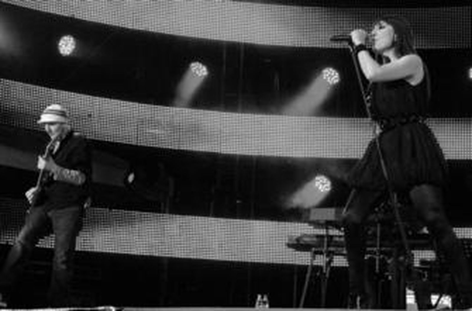 Juan Aguirre y Eva Amaral, ayer, durante su concierto de la gira 'Gato negro, Dragón Rojo'.