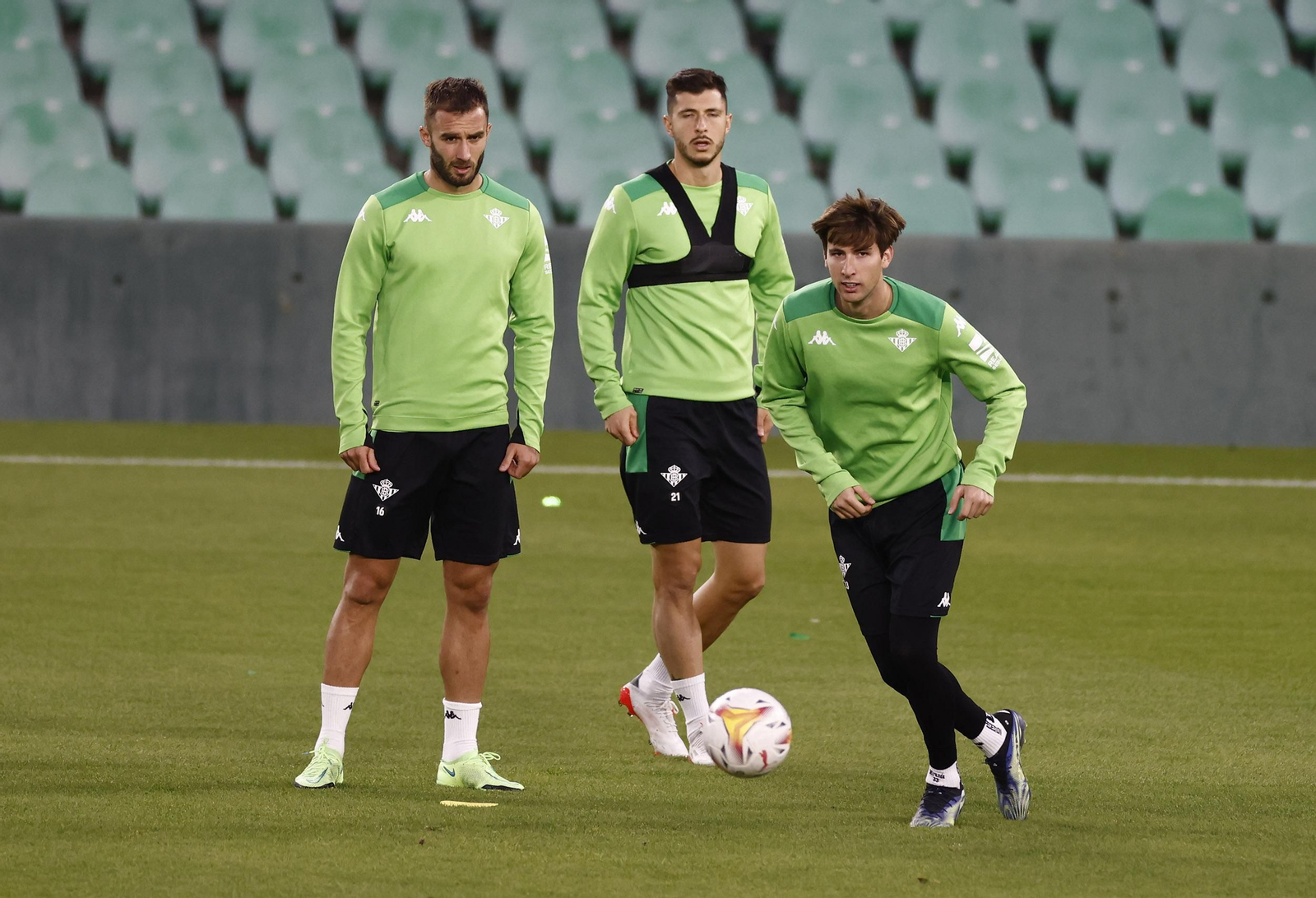Pezzella y Guido observan a Miranda en un entrenamiento en el estadio.
