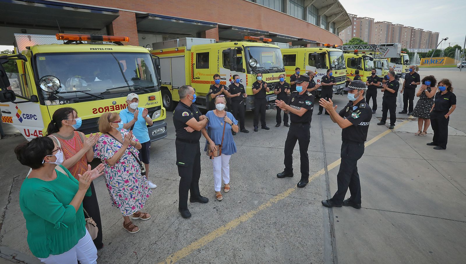 Homenaje sorpresa de bomberos y familiares del sargento 'Dioni' en su última guardia
