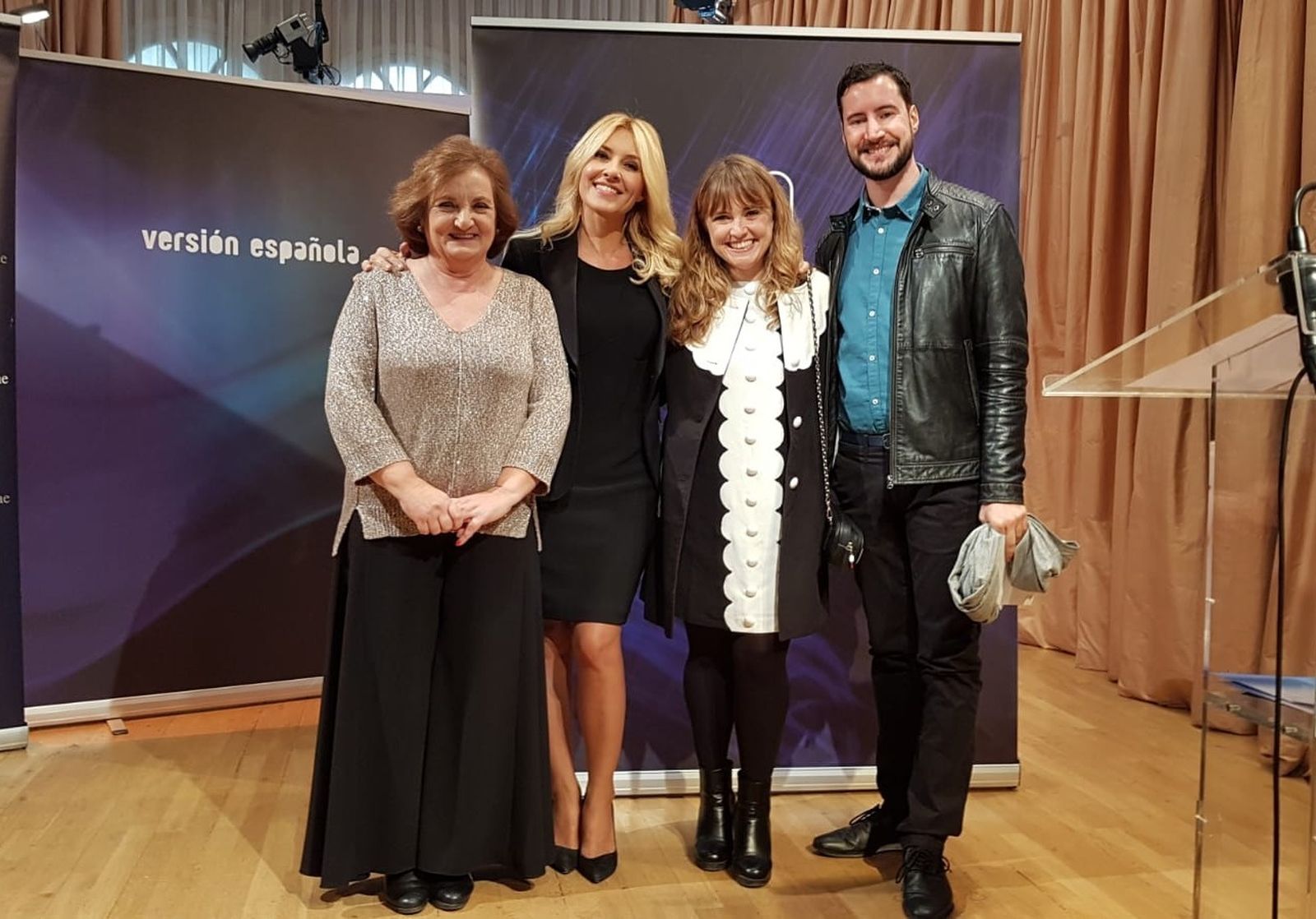 Las actrices sanluqueñas, con el director del corto y Cayetana Guillén Cuervo, que fue quien le entregó el premio.