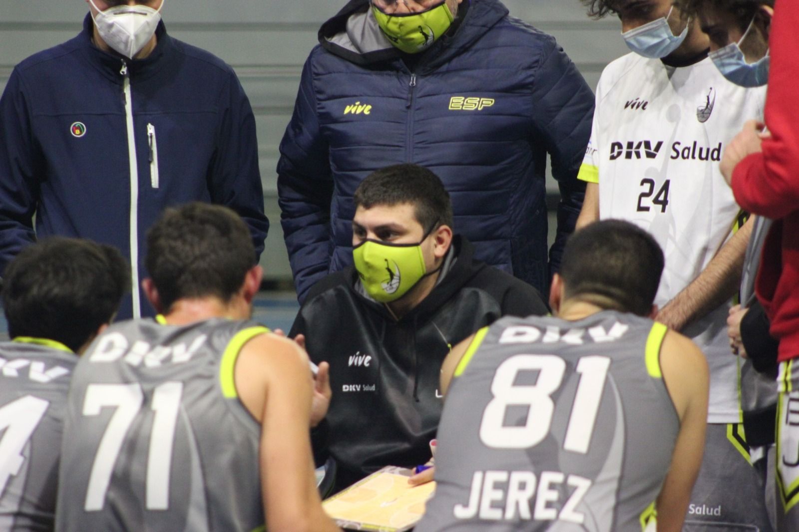 Pablo Benítez da instrucciones a sus jugadores en un tiempo muerto.
