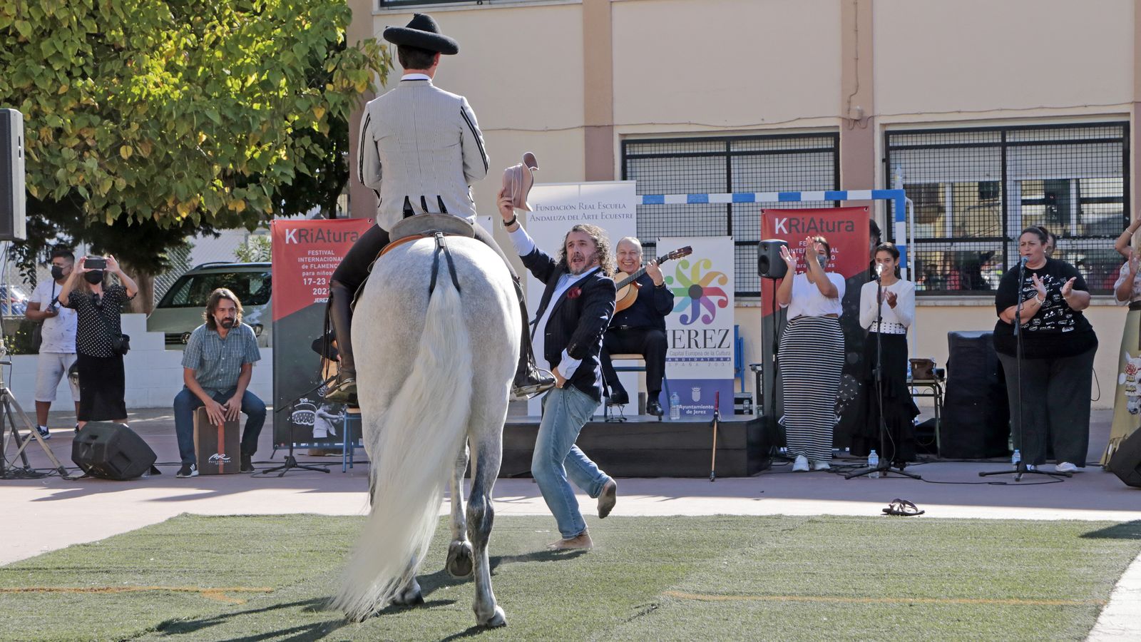 Imágenes del expectáculo de la Real Escuela y Paco Cepero en el colegio Luis Vives