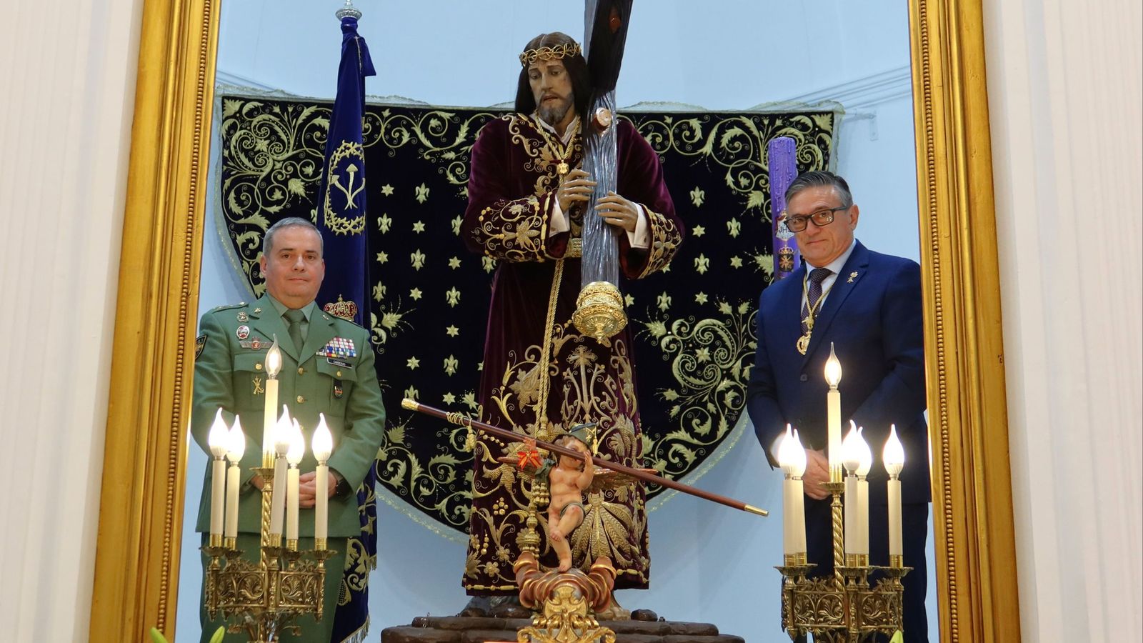 El general hizo entrega de su bastón de mando a la imagen.