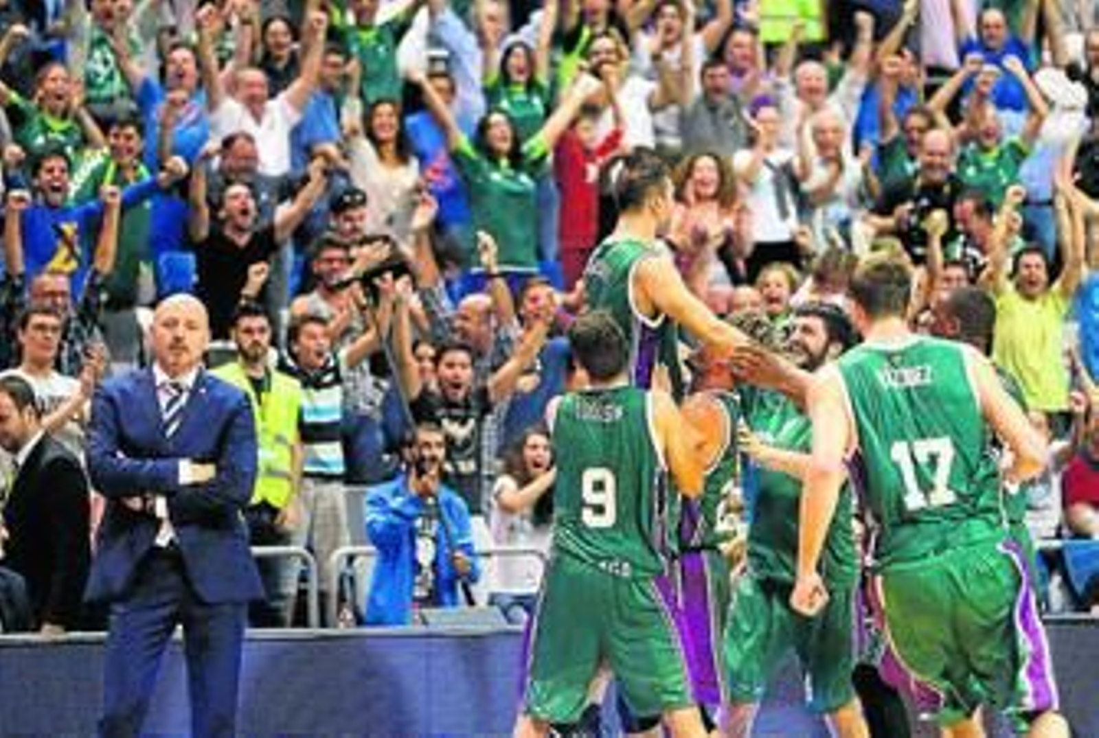 Sasa Obradovic observa la pista mientras los jugadores del Unicaja celebran el triple de Vasileiadis.