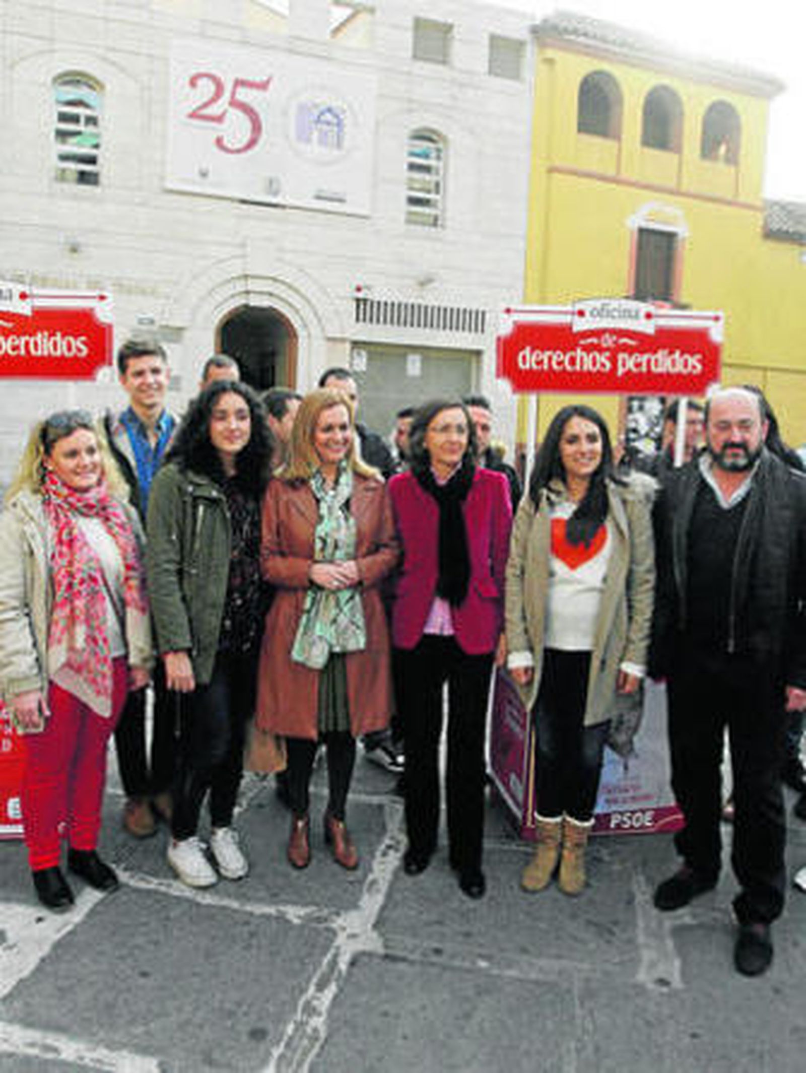 Serrano y Aguilar, en el centro, frente a Ciencias del Trabajo.