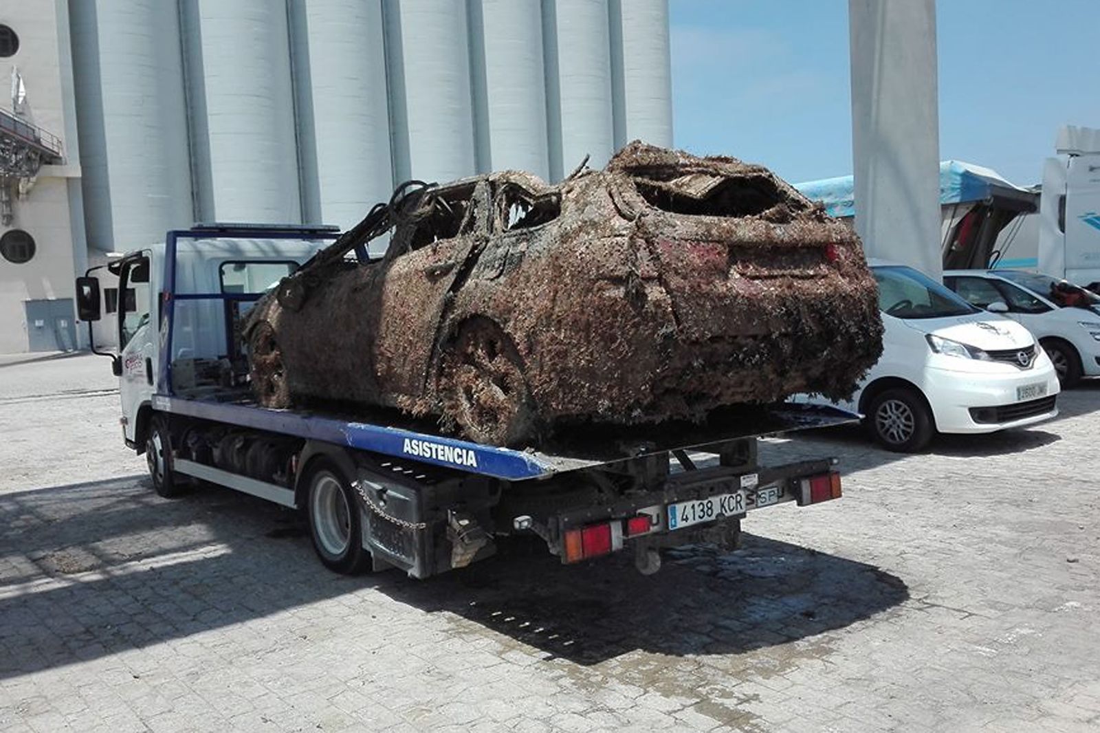 Rescate de la grúa que cayó por el puente Carranza y del vehículo que transportaba