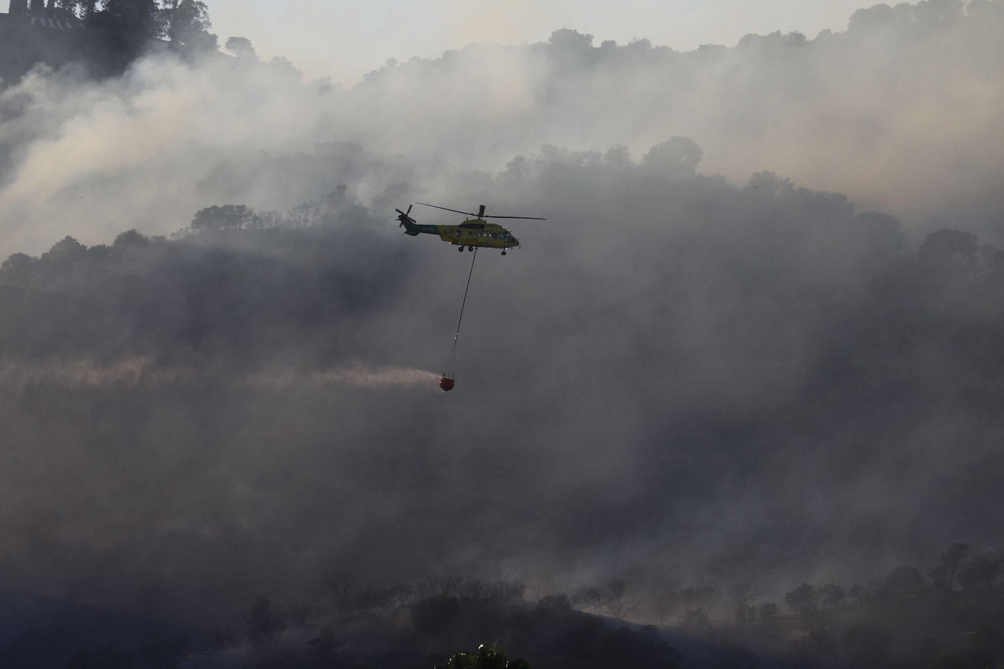Las imágenes del incendio en el paraje de la Albaida en Córdoba: tensión y muchos nervios