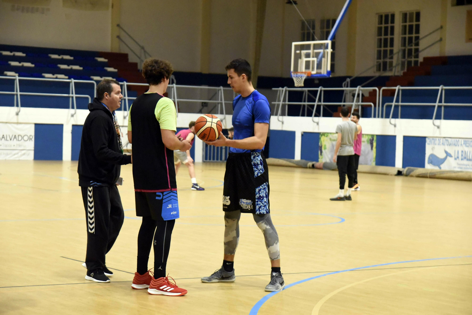 Vicente González conversa con Álex Valor y Cándido Matoso en un entrenamiento