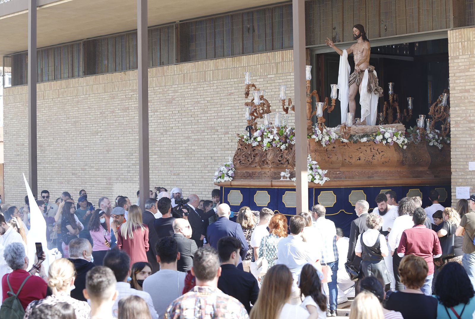 El Resucitado procesiona por el barrio de la Hispanidad de Huelva