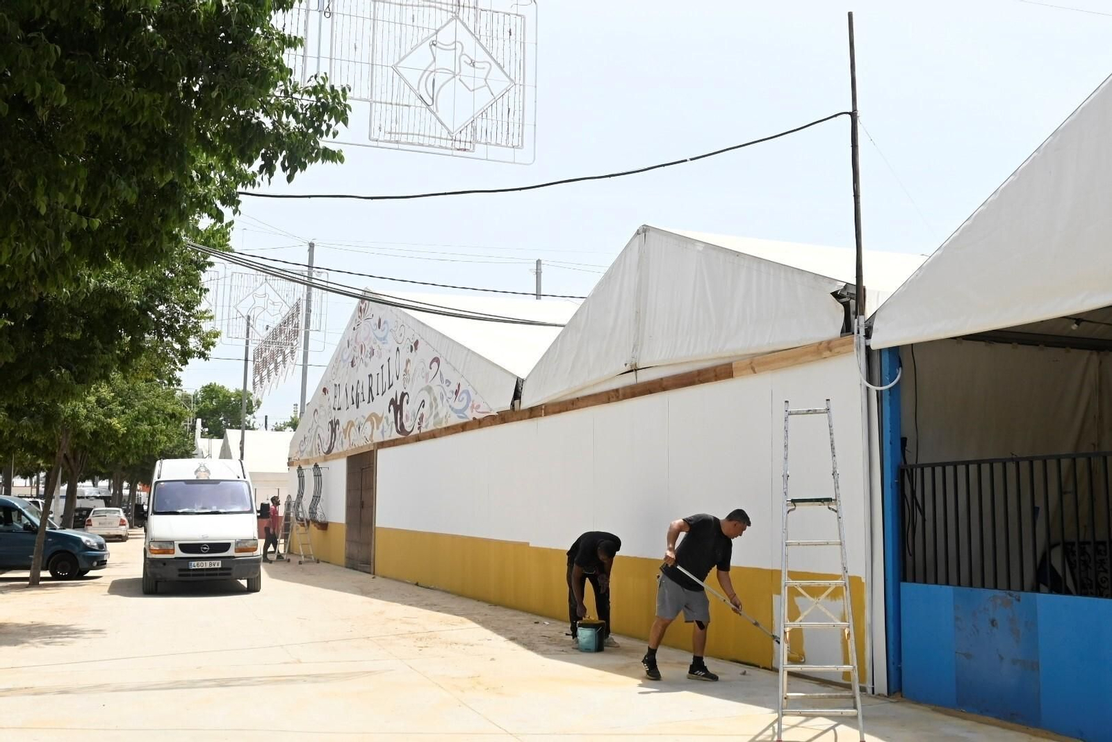 El montaje de las casetas y atracciones de la Feria de Córdoba 2024, en imágenes