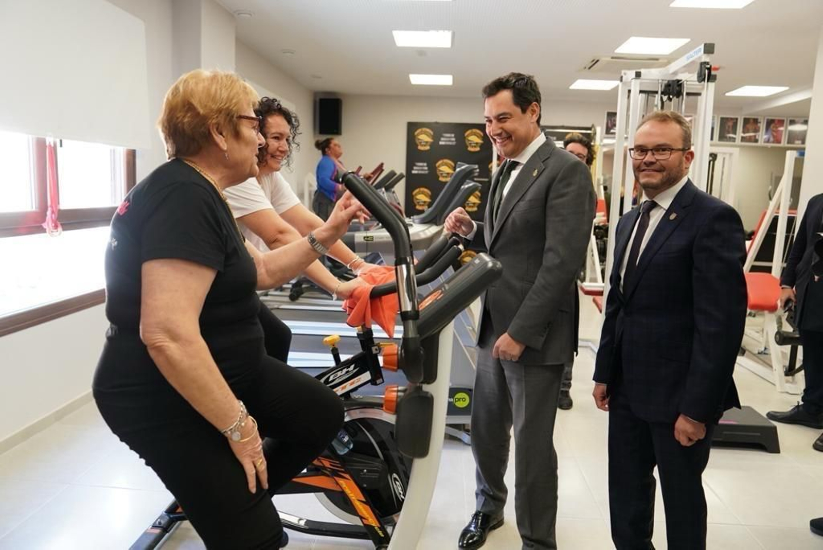 El presidente de la Junta de Andalucía, Juanma Moreno, junto al parlamentario andaluz Mariano García