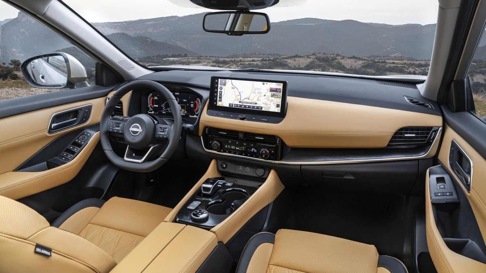 Además de las dos pantallas, la de la instrumentación y la del sistema de infoentretenimiento, se dispone de un HUD con proyección sobre el parabrisas. Da información sobre navegación, asistencias al conductor y carretera.