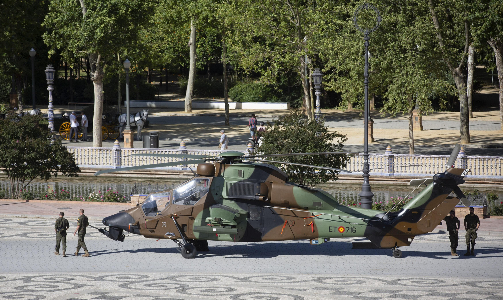 Montaje de la Exposición Estática de las Fuerzas Armadas en el parque de María Luisa