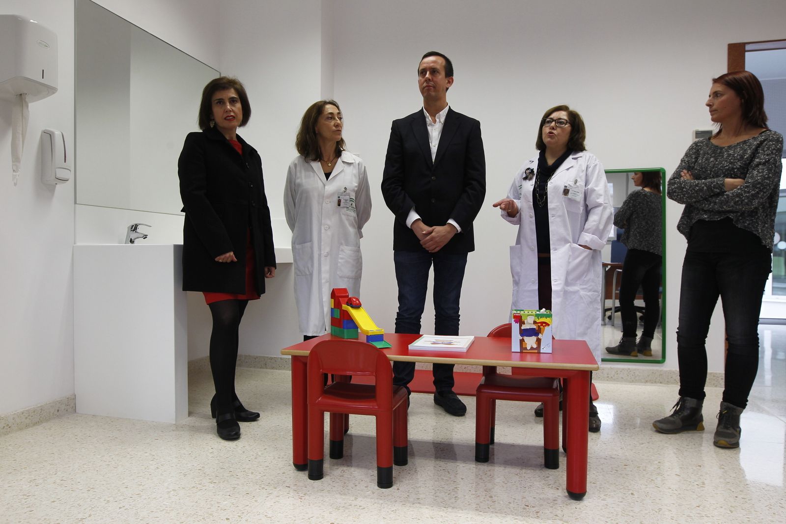 El delegado de Salud, Igualdad y Políticas Sociales entre la pediatra y la psicóloga de la Unidad ubicada en el centro de salud Vega de Acá.