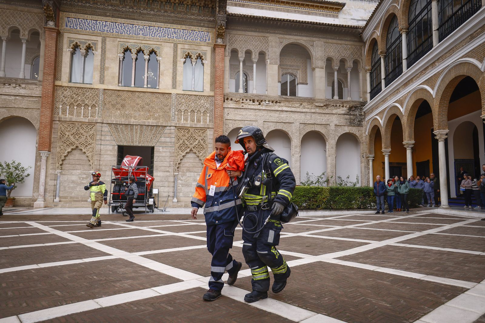 Las imágenes del simulacro de incendio en el Alcázar de Sevilla