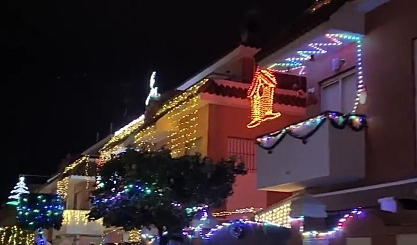 La bonita y abundante decoración de unas casas de Corrales por Navidad