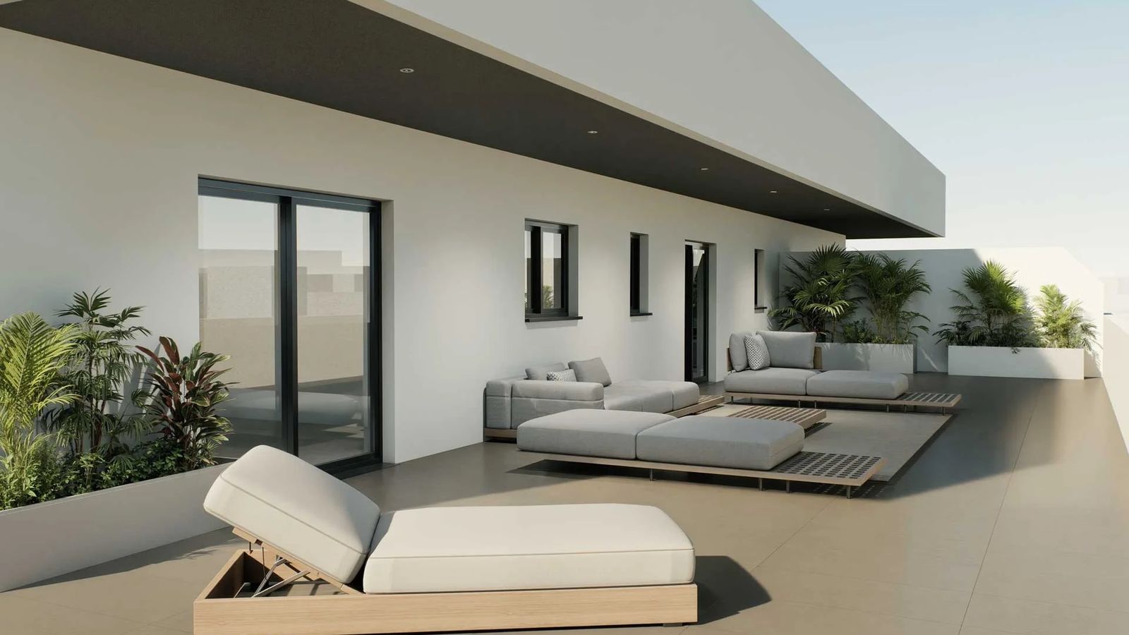 Terraza de uno de los áticos del Residencial Francisco Gallardo en Almería capital.