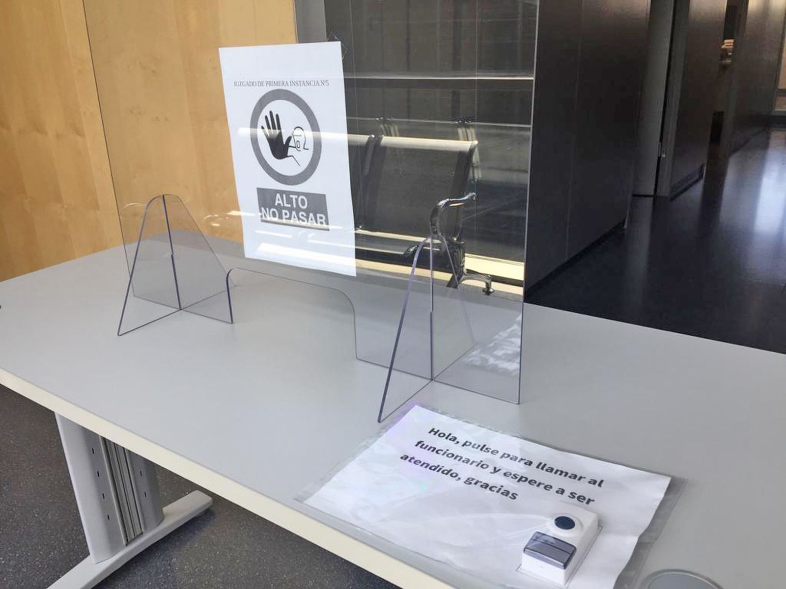 Una mampara protectora en un juzgado.