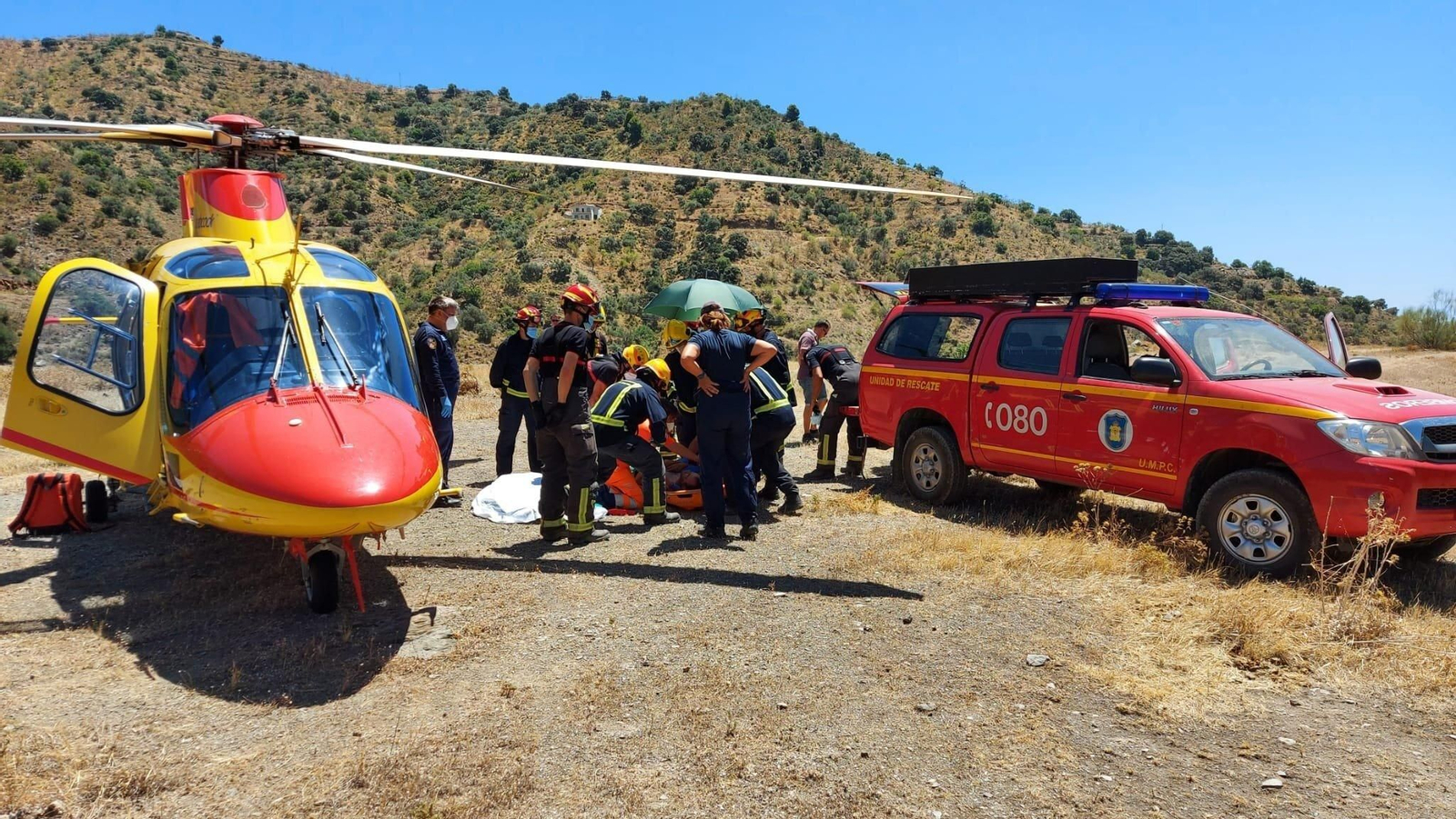 Herido un conductor tras caer su vehículo por un balate en la zona de Pinares de San Antón, en Málaga