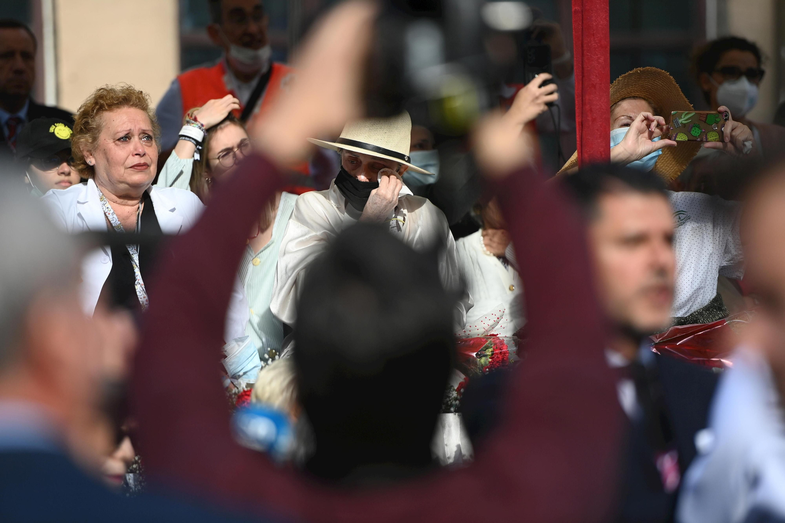 La misa del alba y el traslado del Cautivo, en fotos