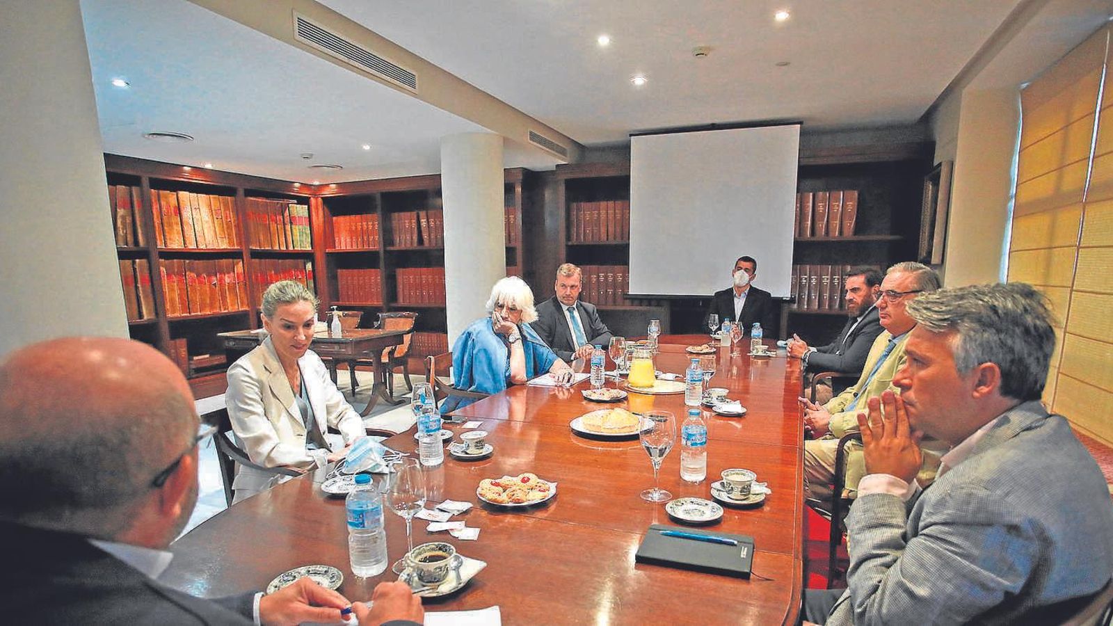 Otra perspectiva de la mesa donde tuvo lugar el desayuno en la sede del Diario.