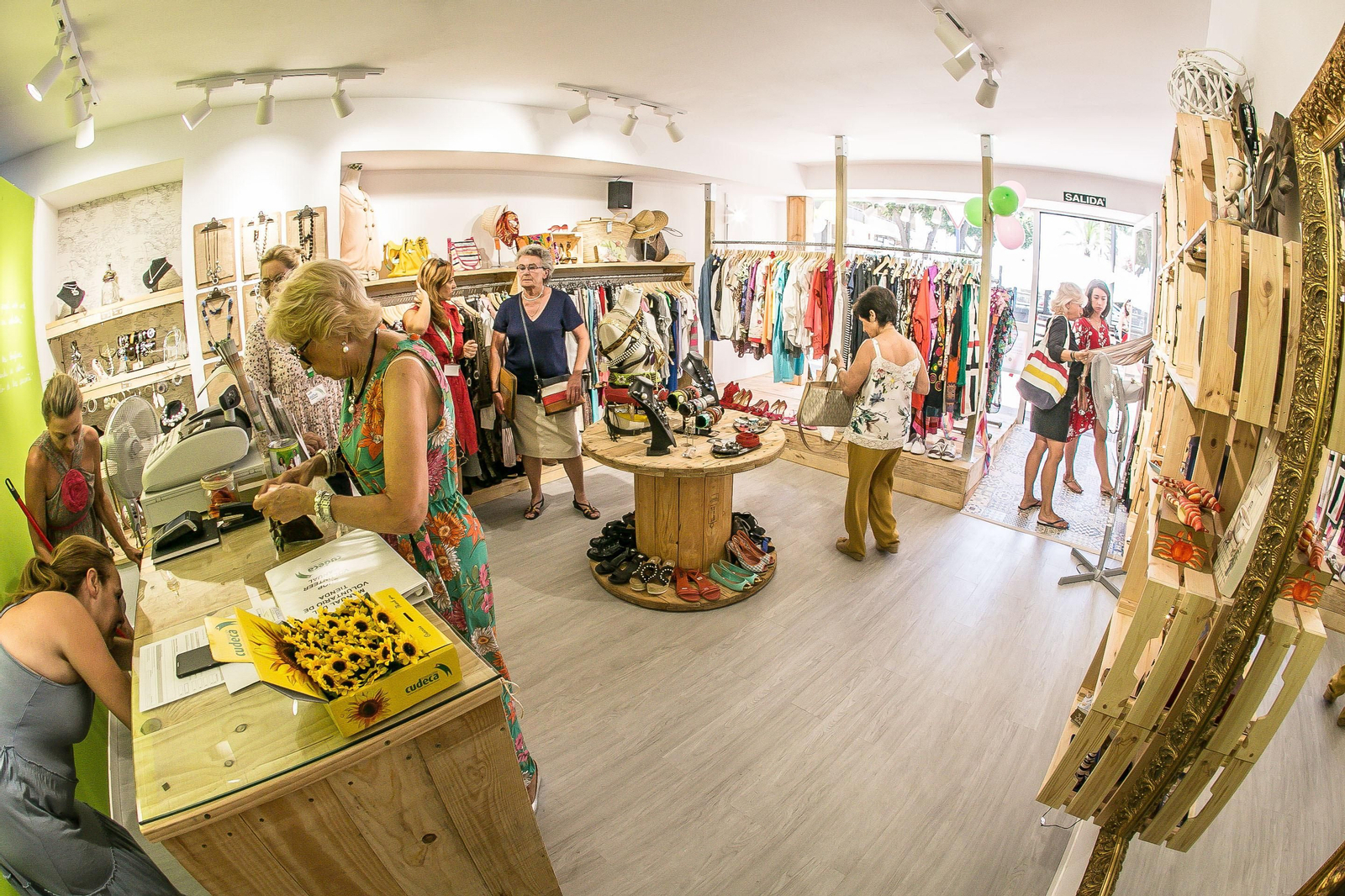 Comprar en las tiendas de Cudeca: buen karma y gangas. ¡Todo ventajas!