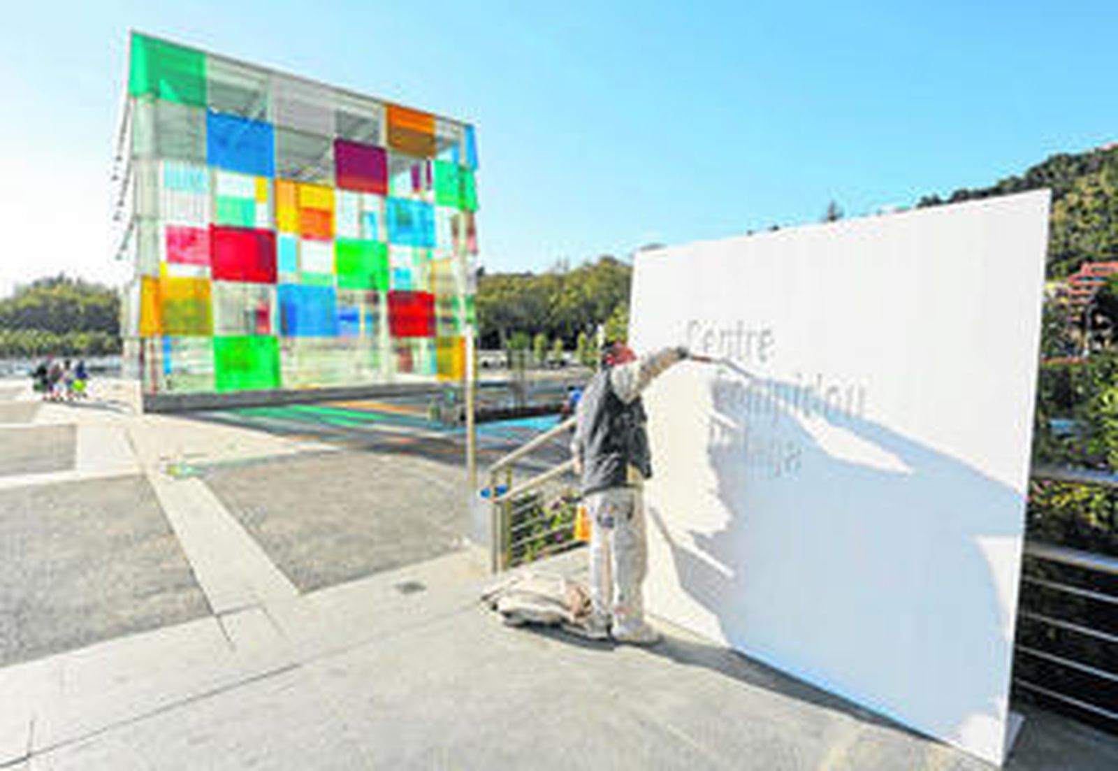 Últimos retoques al Centro Pompidou Málaga, ayer, junto al Cubo del Puerto.