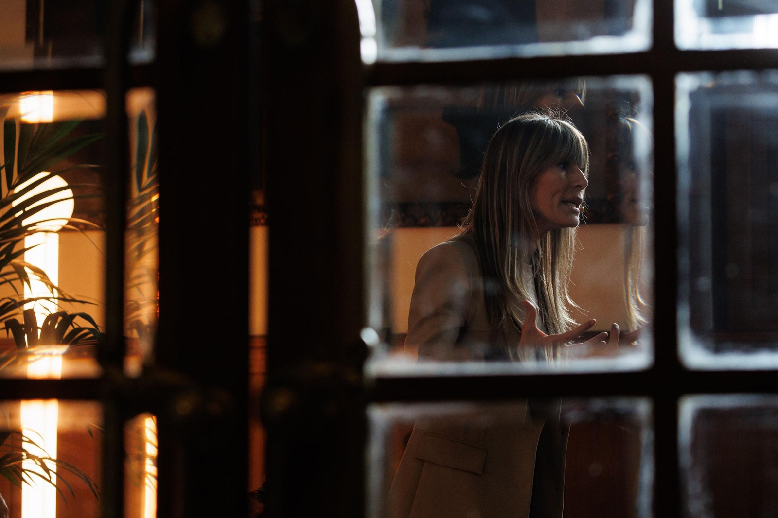 El juez del caso Begoña Gómez imputa a otra alto cargo de La Moncloa.