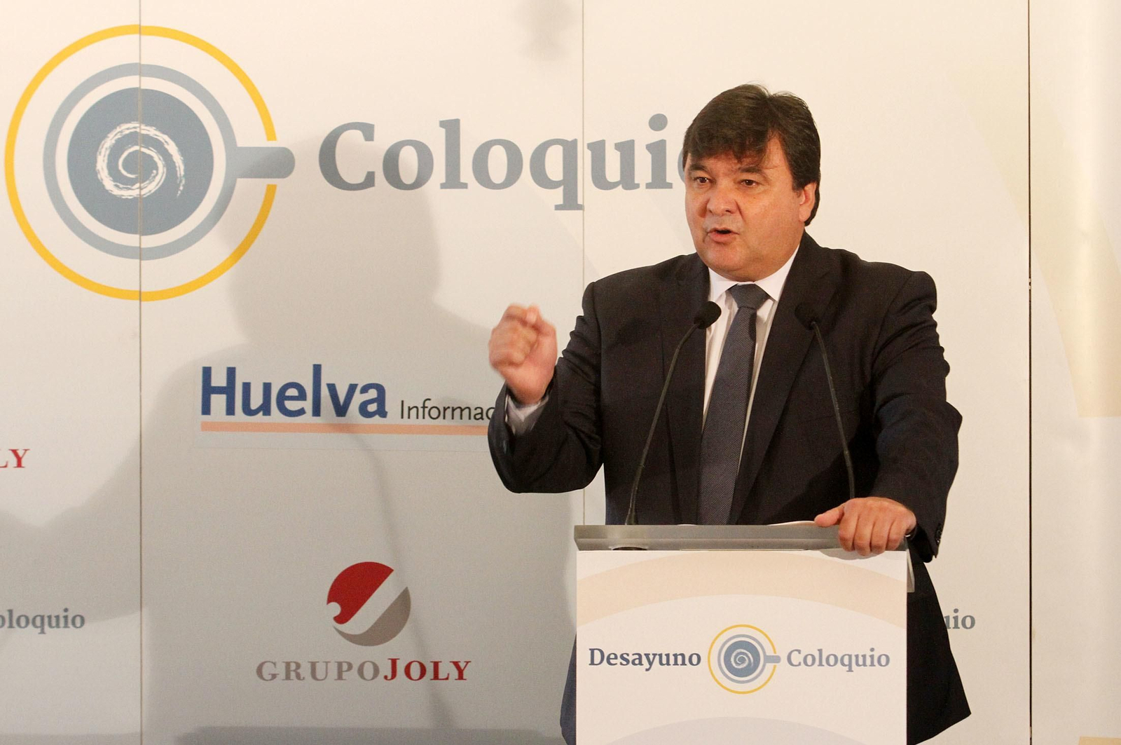 Imágenes de la conferencia y desayuno-coloquio de Gabriel Cruz, alcalde de Huelva