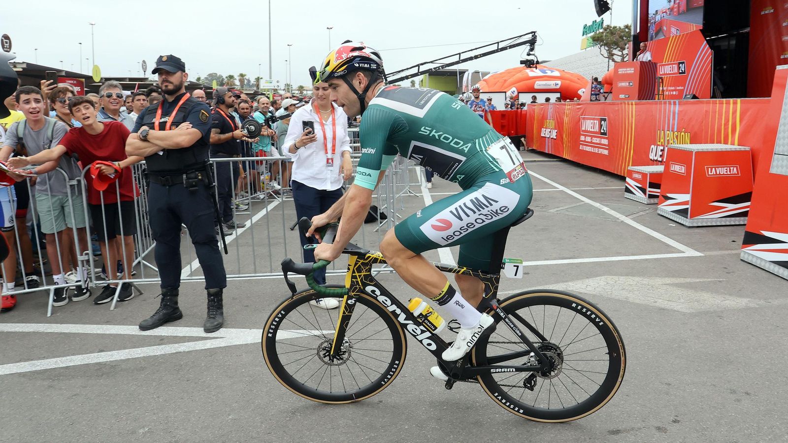 Así fue la salida de la Vuelta España desde Carrefour Sur en Jerez