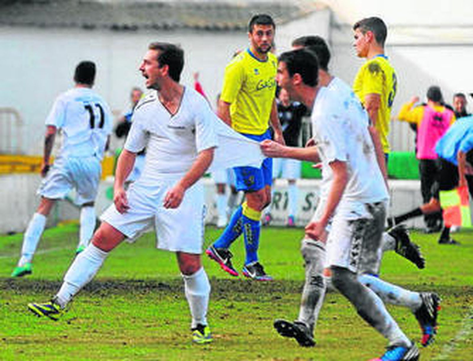 Rubén Díaz y Adrián Crespo (ambos al fondo), reflejo de la impotencia del filial.