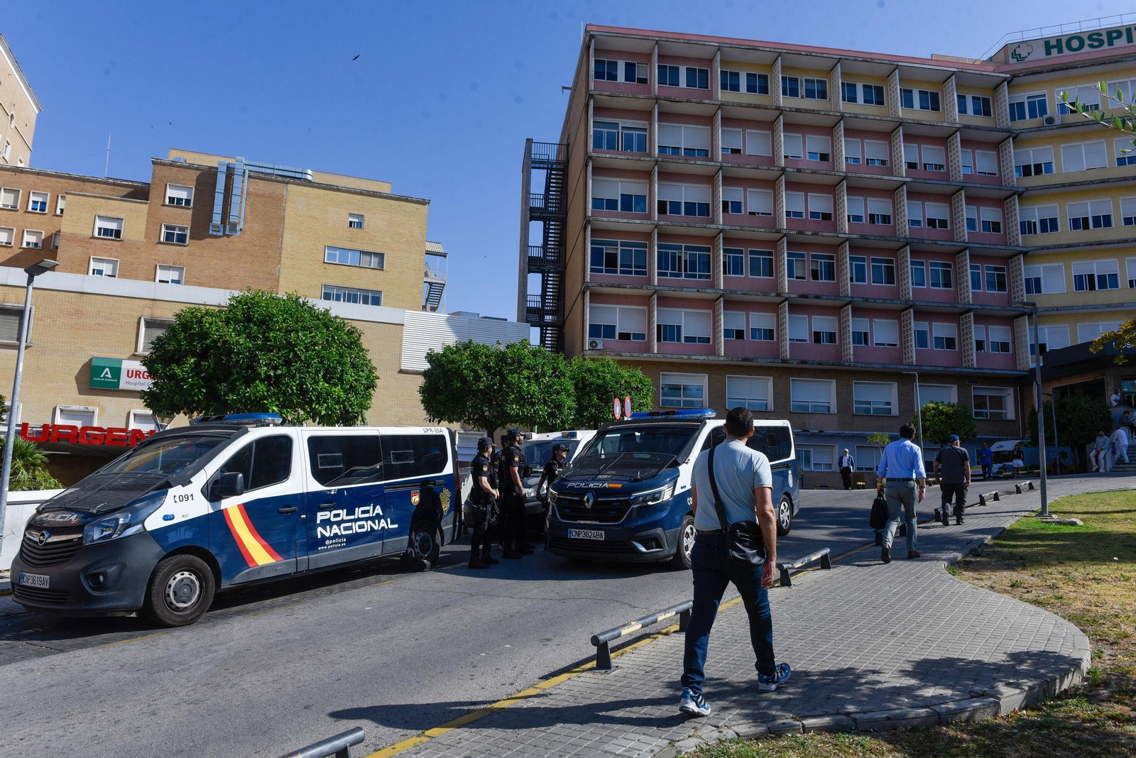 Policías nacionales desplegados en el Hospital Virgen del Rocío, el pasado lunes.