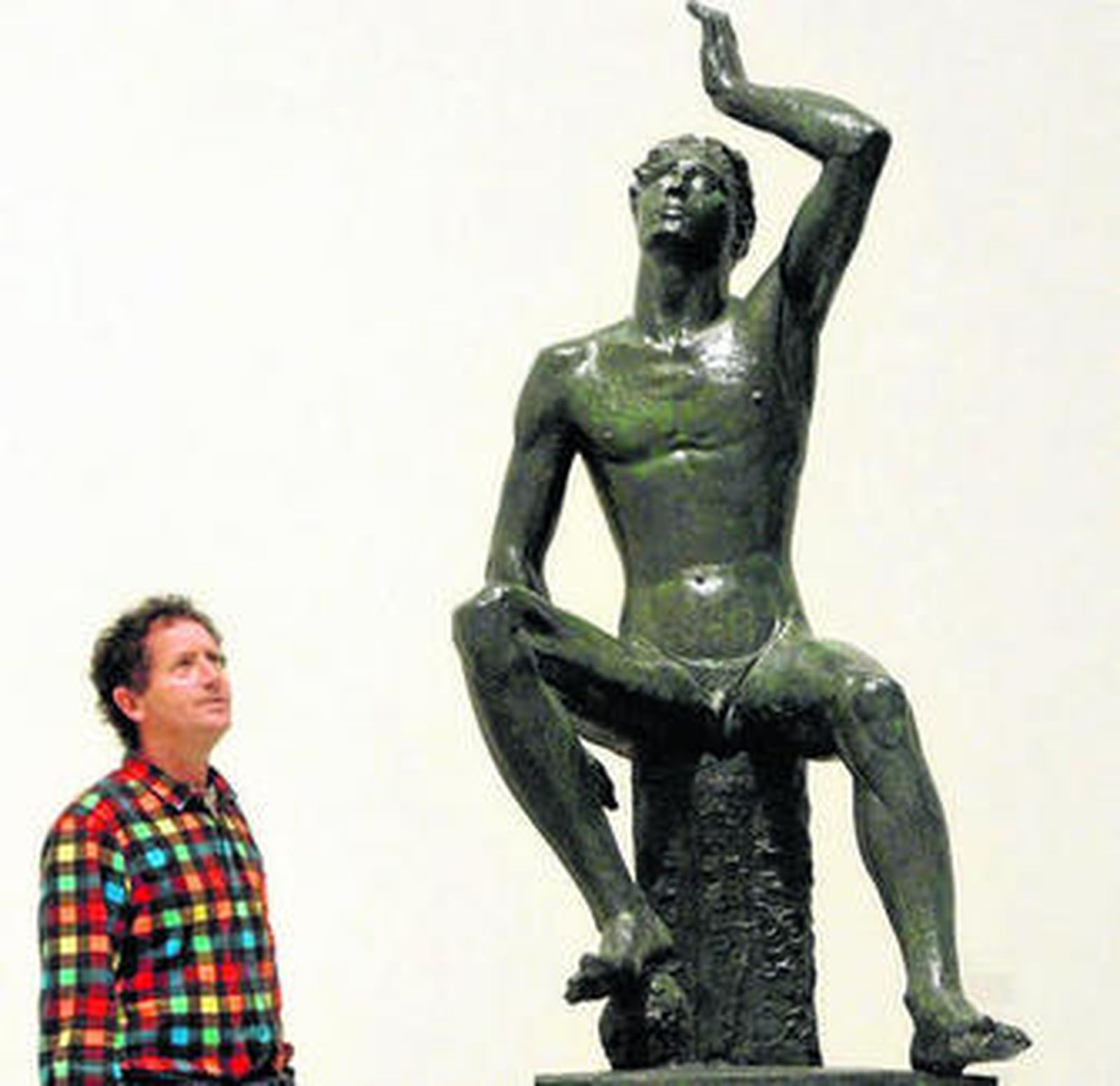 Un hombre observa la escultura 'Prometeo liberado', de Guido Galletti.