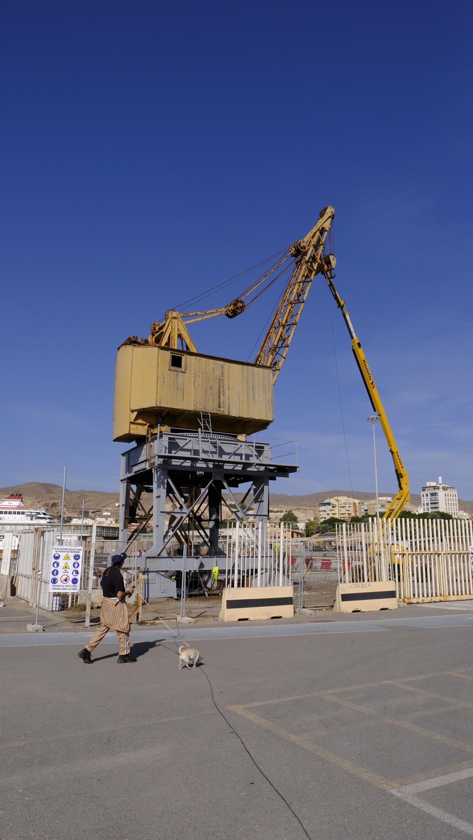 La prueba del izado de la bandera española y las obras del Puerto de Almería, en imágenes