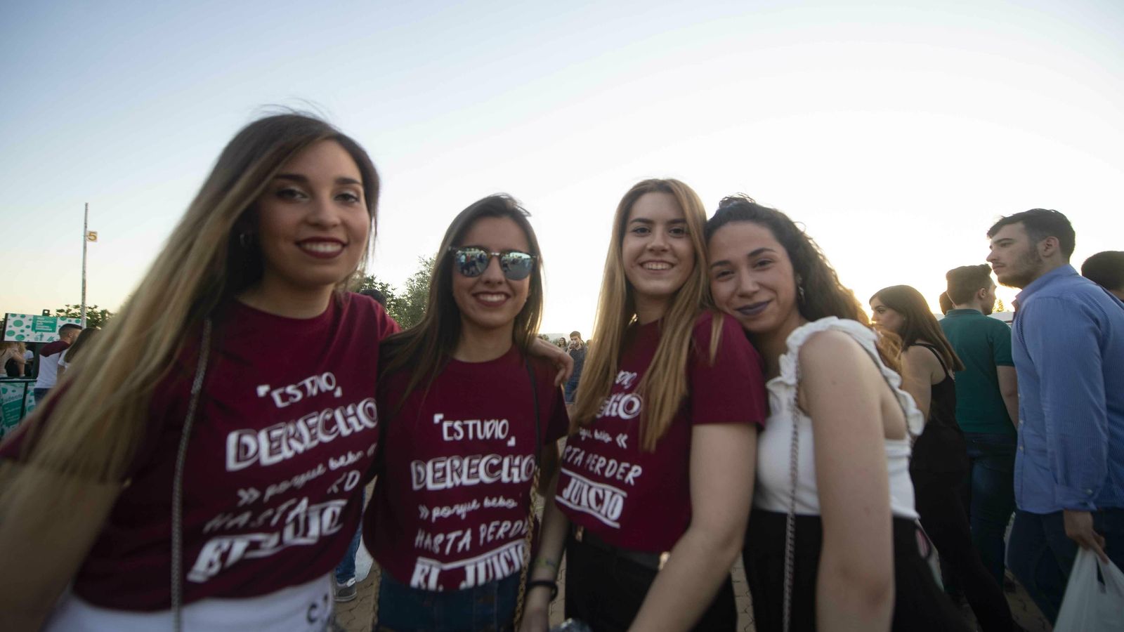 Camisetas en el botellón.